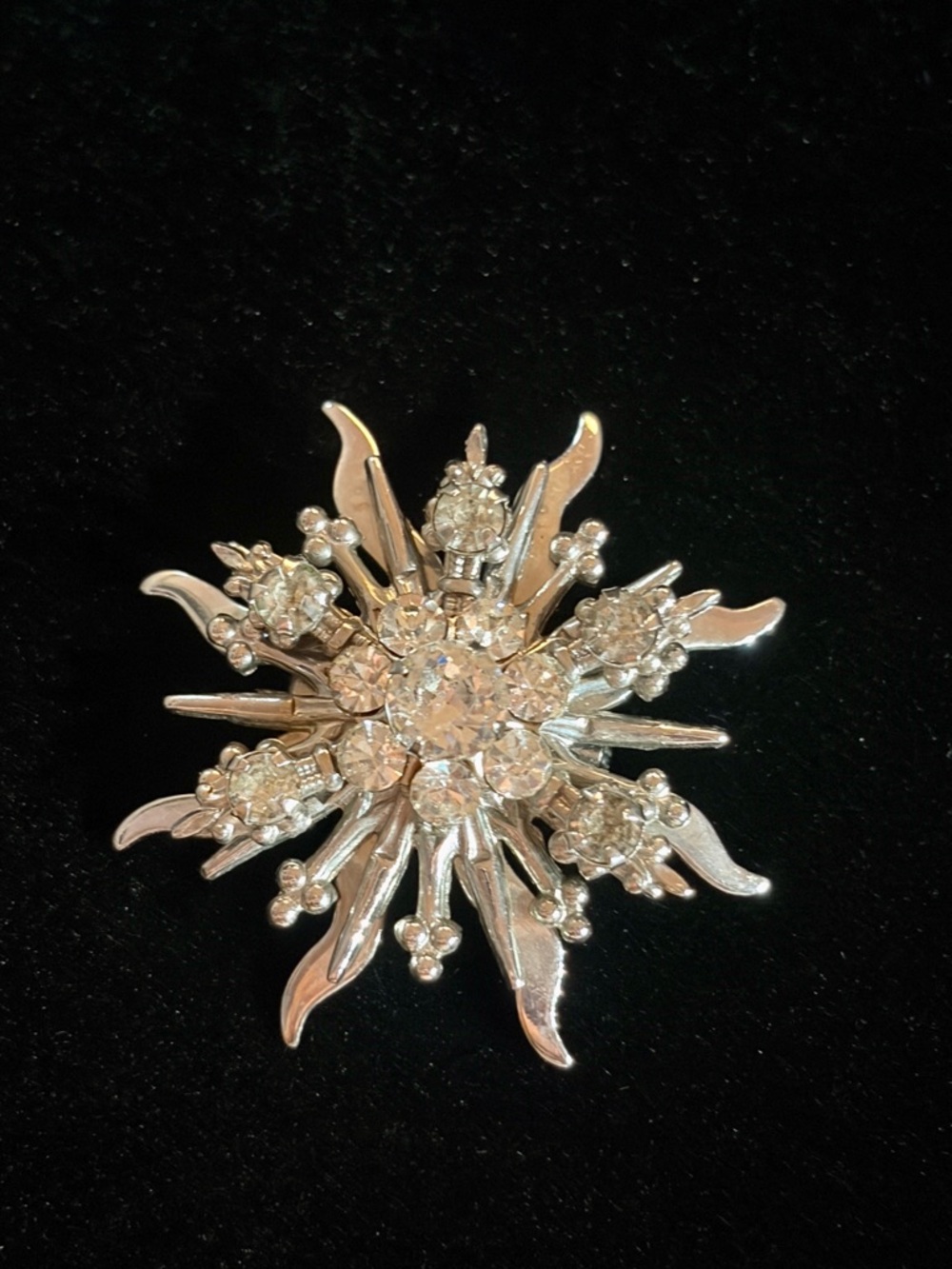 Vintage 1950s Sparkling Silver Starburst Brooch - Clear Crystal Accent - Picture 3 of 6